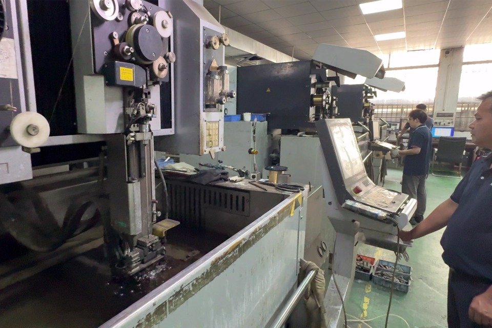 High-precision tungsten carbide punches create exact reference points and rotor shaft holes with minimal burr, setting the baseline for sub-micron accuracy.