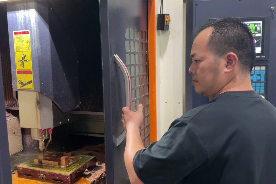 Stepless servo-driven rotational indexing offsets every lamination by a precise angle, neutralizing thickness variations in silicon steel coils.