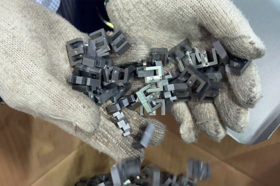 Submicron-level burr control