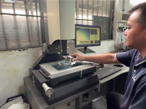 Coordinate measuring machine for inspecting product quality