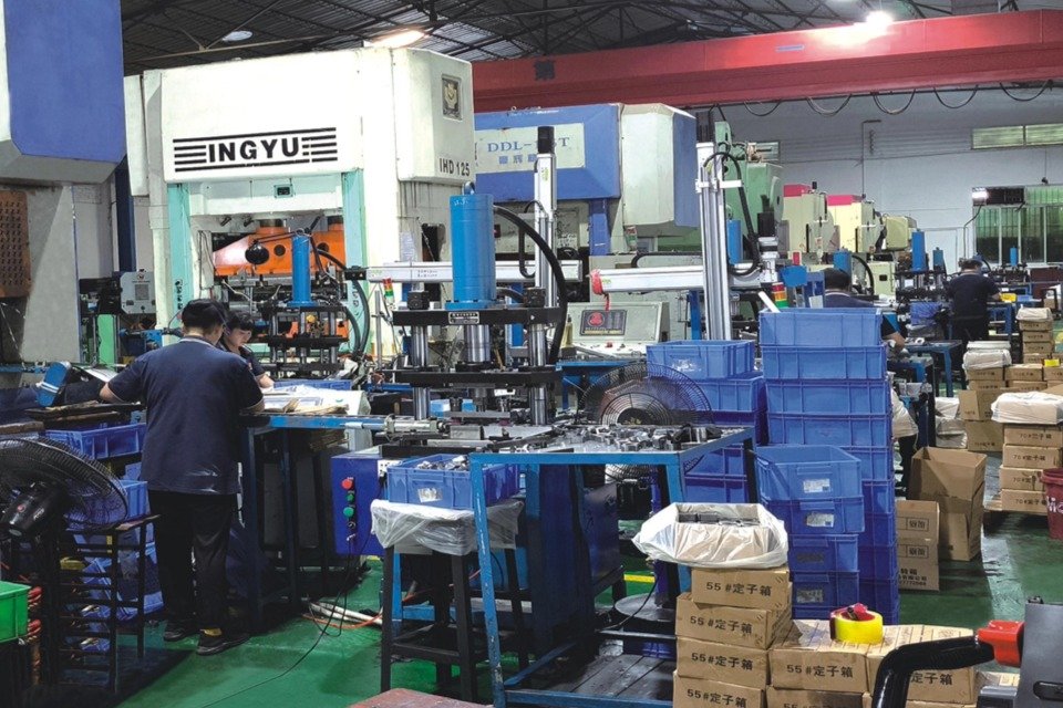 Electronic rotor finished product packaging workshop